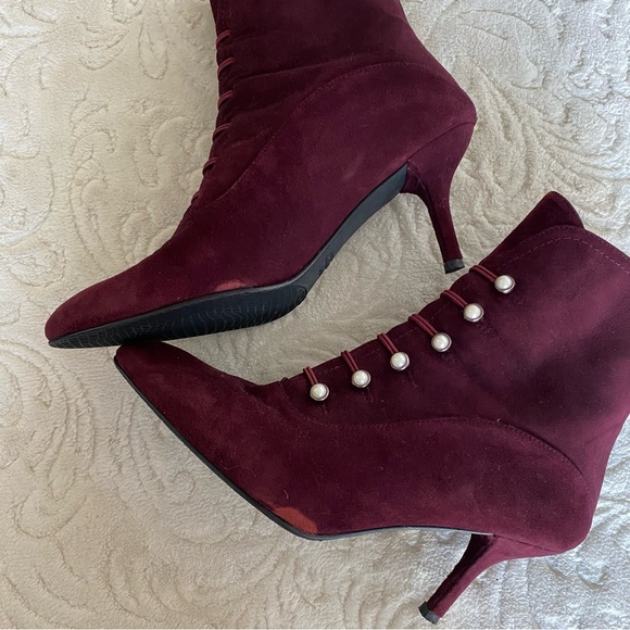 Stuart Weitzman Kitten Heel Suede Boot - Picture 5 of 8